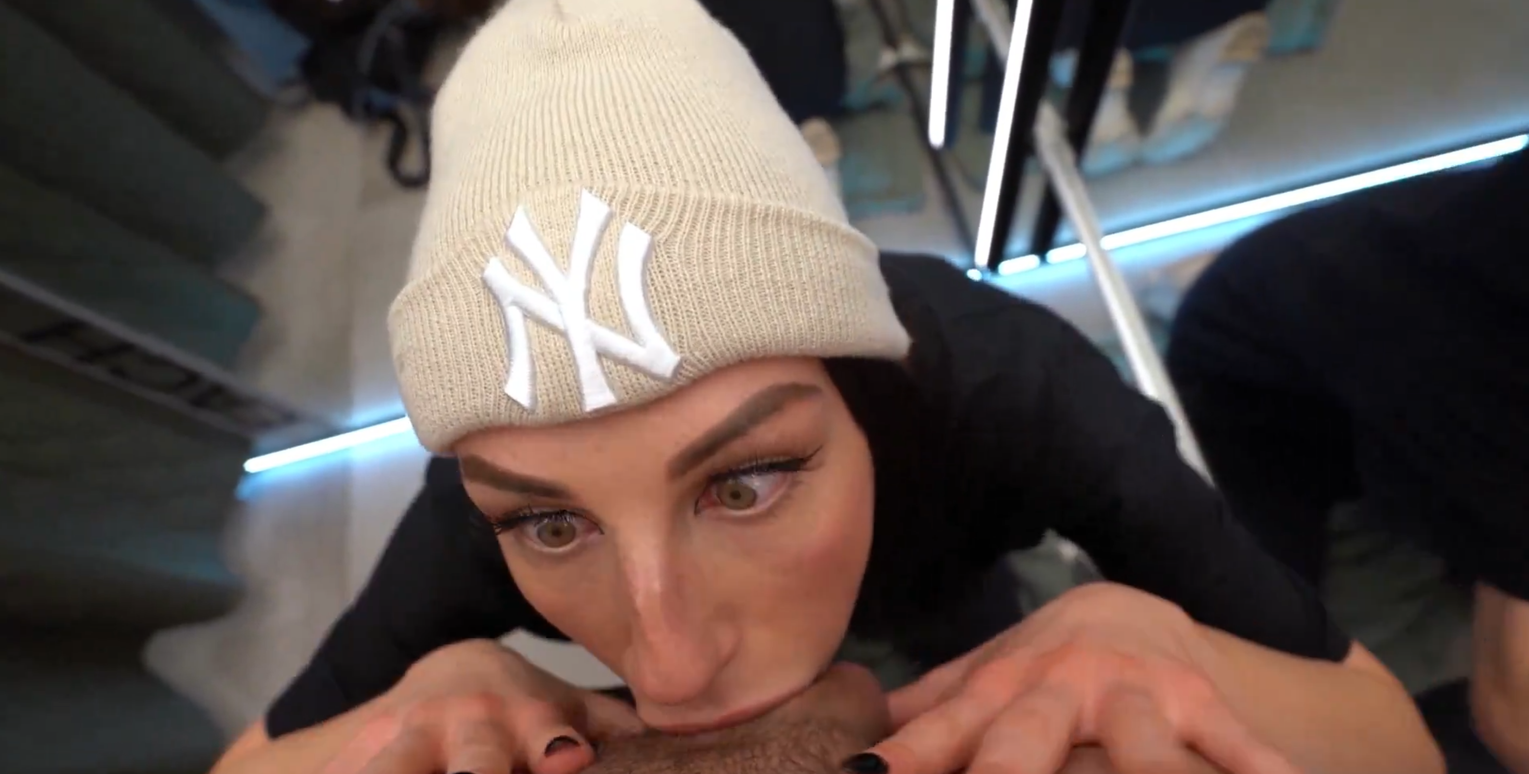 Dressing room throatpie with JuicyAlison