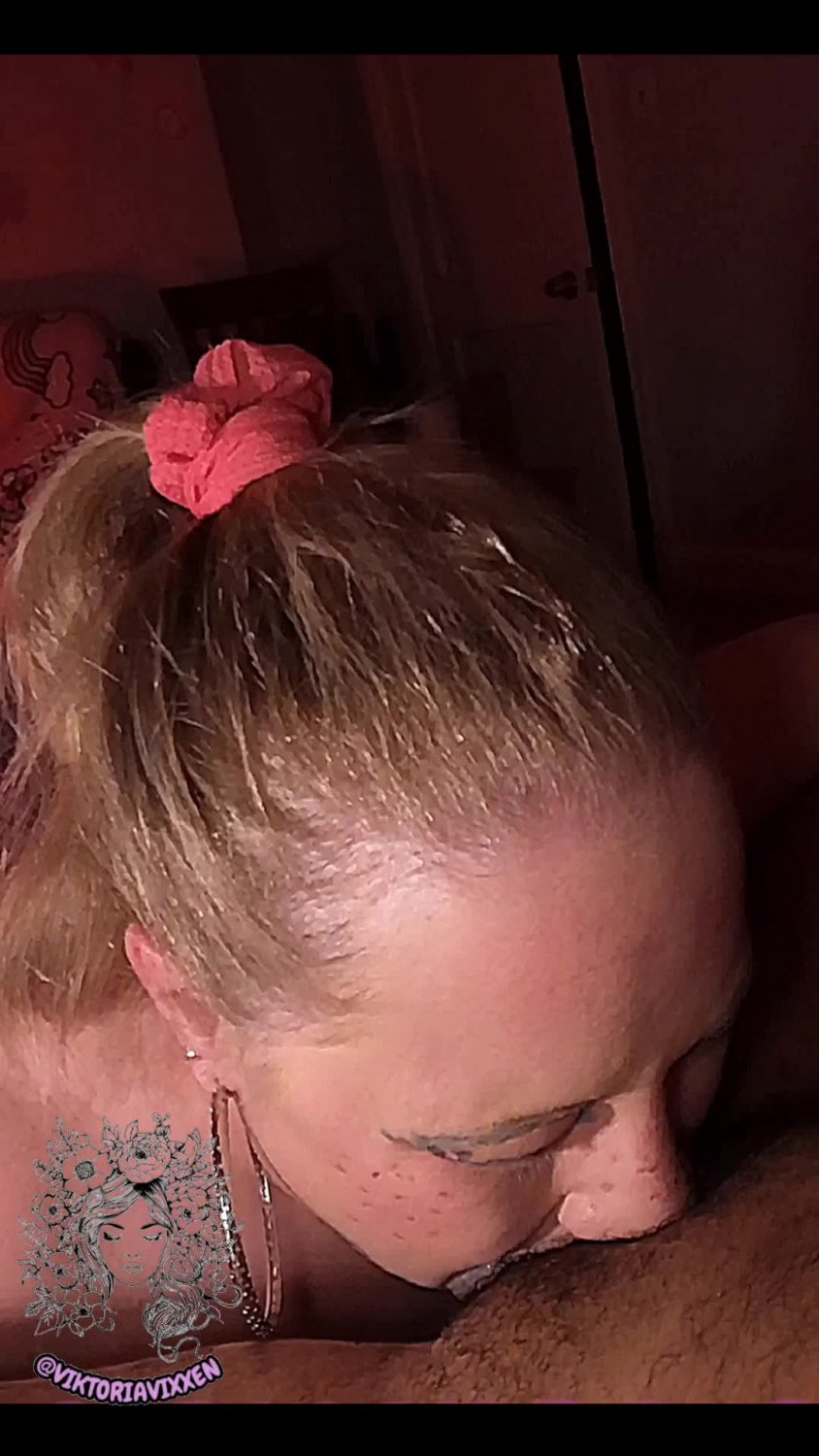 ViktoriaVixxen MILF Throatpie